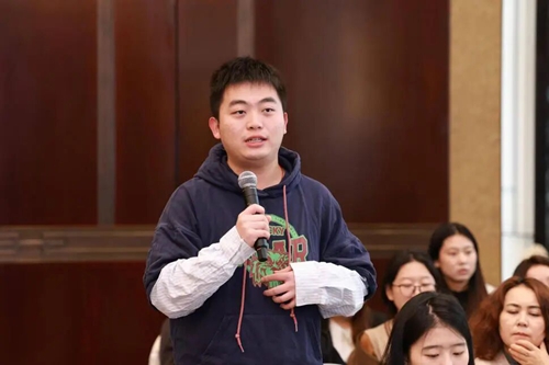 活动现场高校学生提问